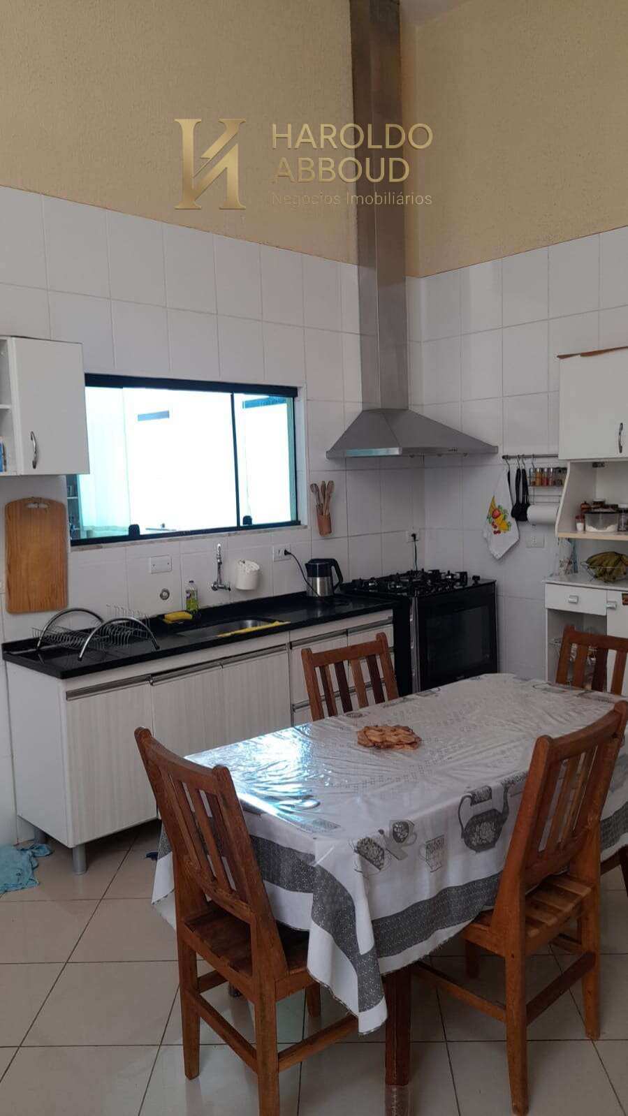  - Casa à venda em Taubaté, Jardim Continental, com 3 quartos, 200m²