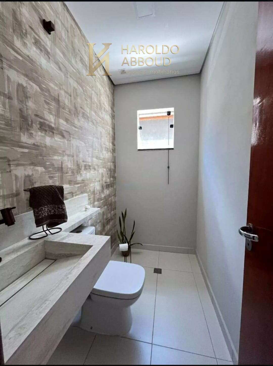  - Casa à venda em Taubaté, Jardim Continental II, com 3 quartos sendo uma suíte, 120m² de área construída