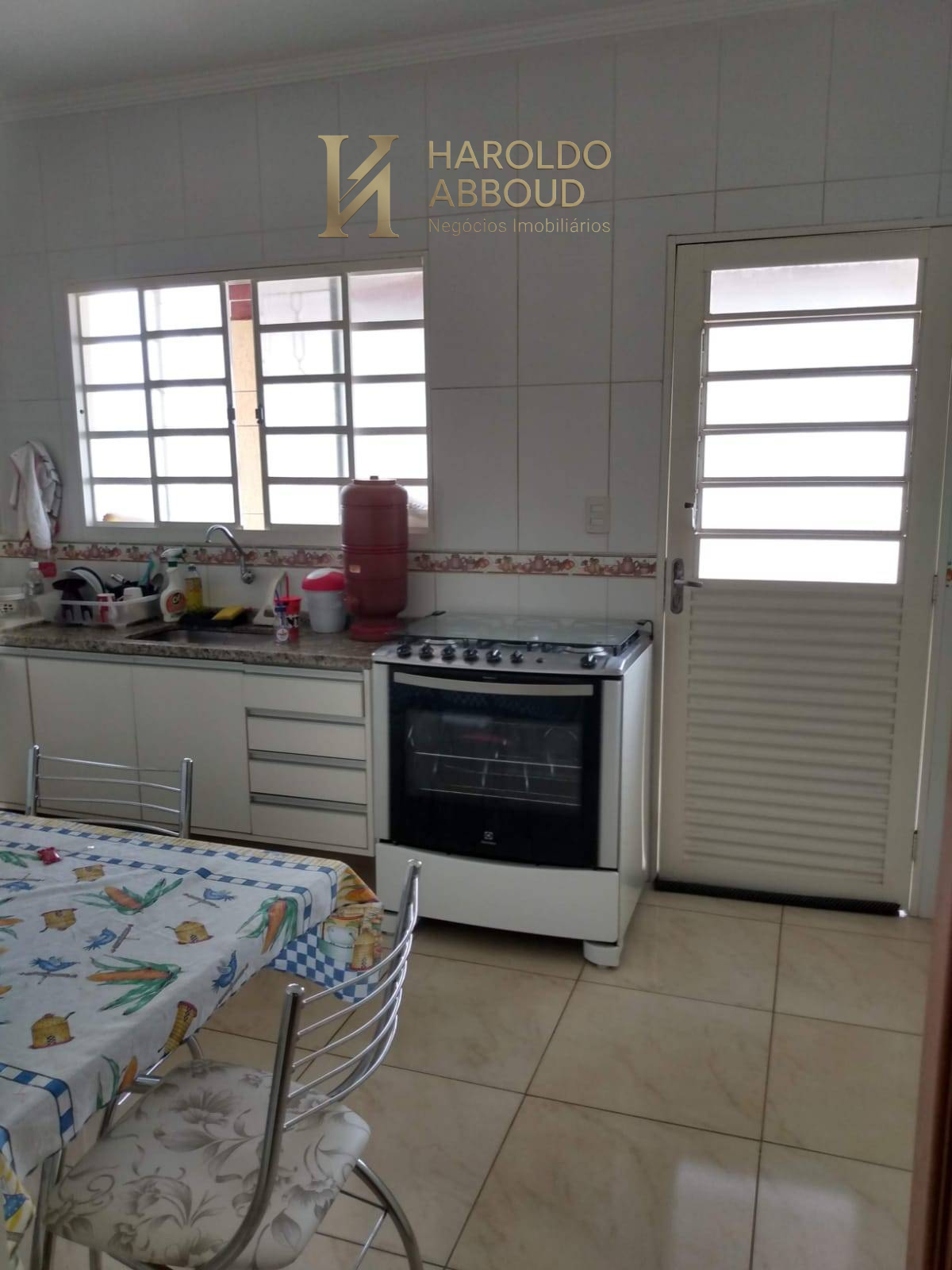  - Casa à venda em Taubaté, Jardim Continental II, com 2 quartos, 78,24m²