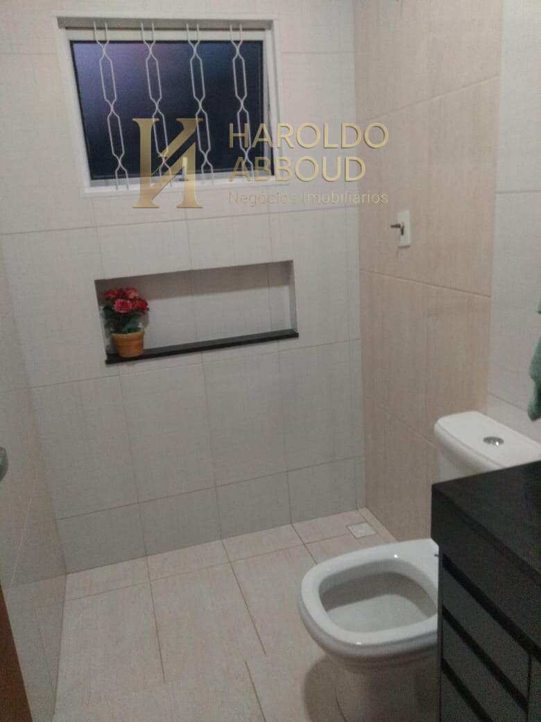  - Casa à venda em Taubaté, Jardim do Lago I, com 3 quartos sendo uma suíte, 174m²