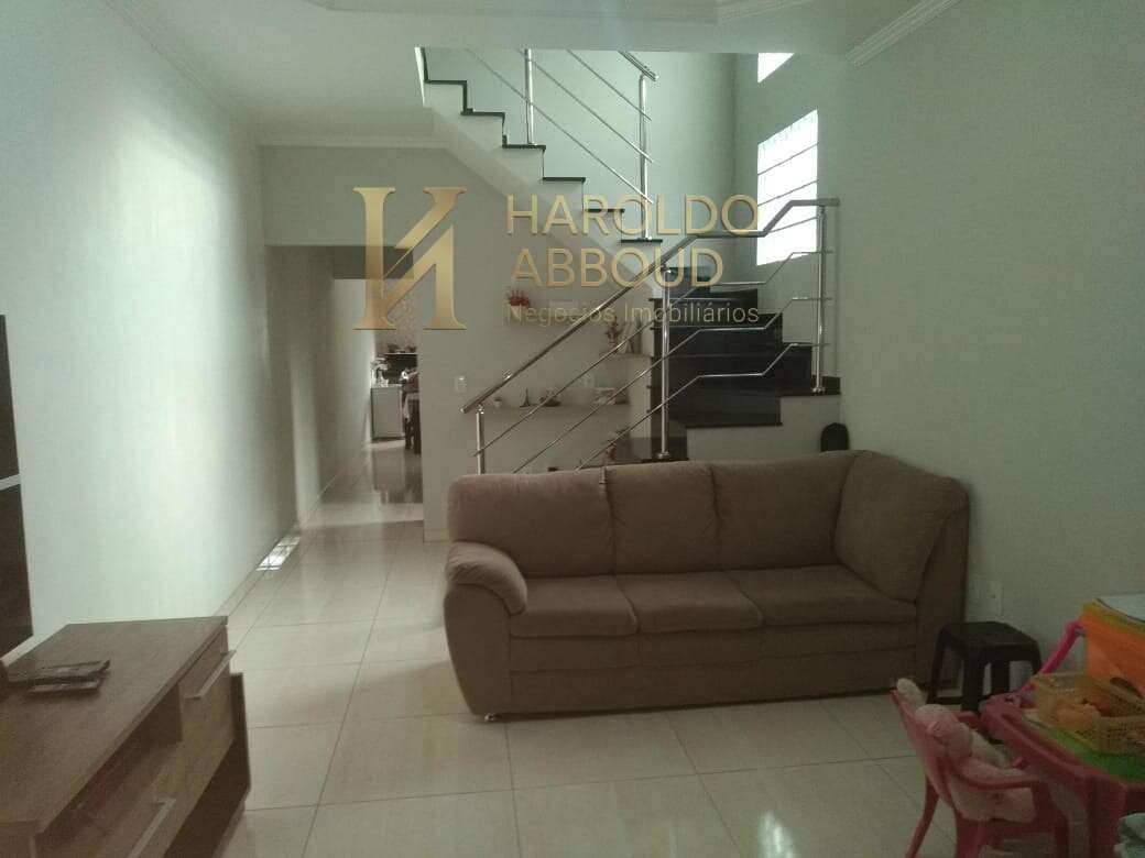 - Casa à venda em Taubaté, Jardim do Lago I, com 3 quartos sendo uma suíte, 174m²