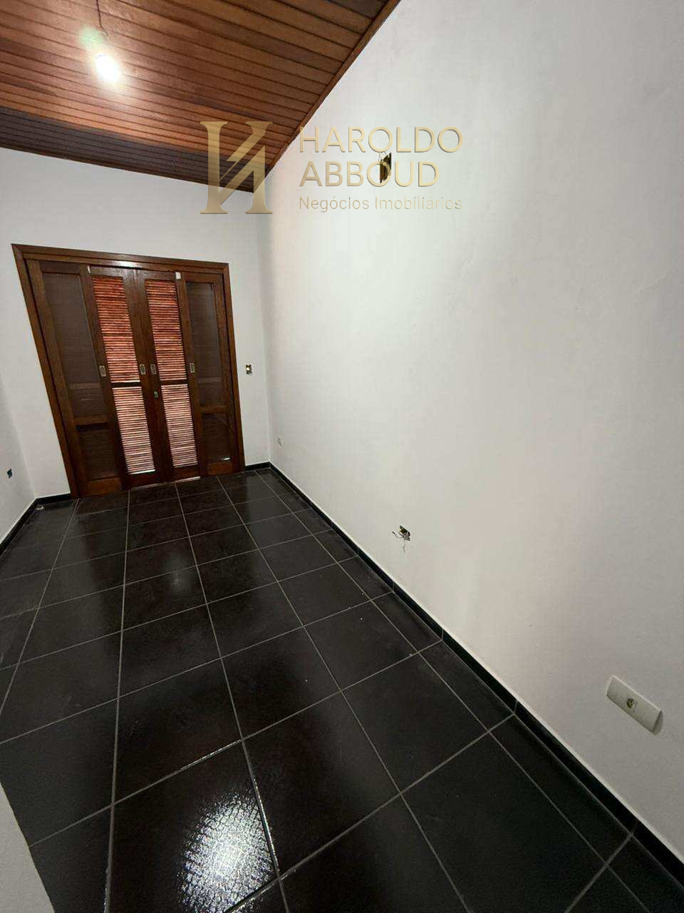  - Casa à venda em Taubaté, Jardim Sonia Maria, com 3 quartos, 196m²