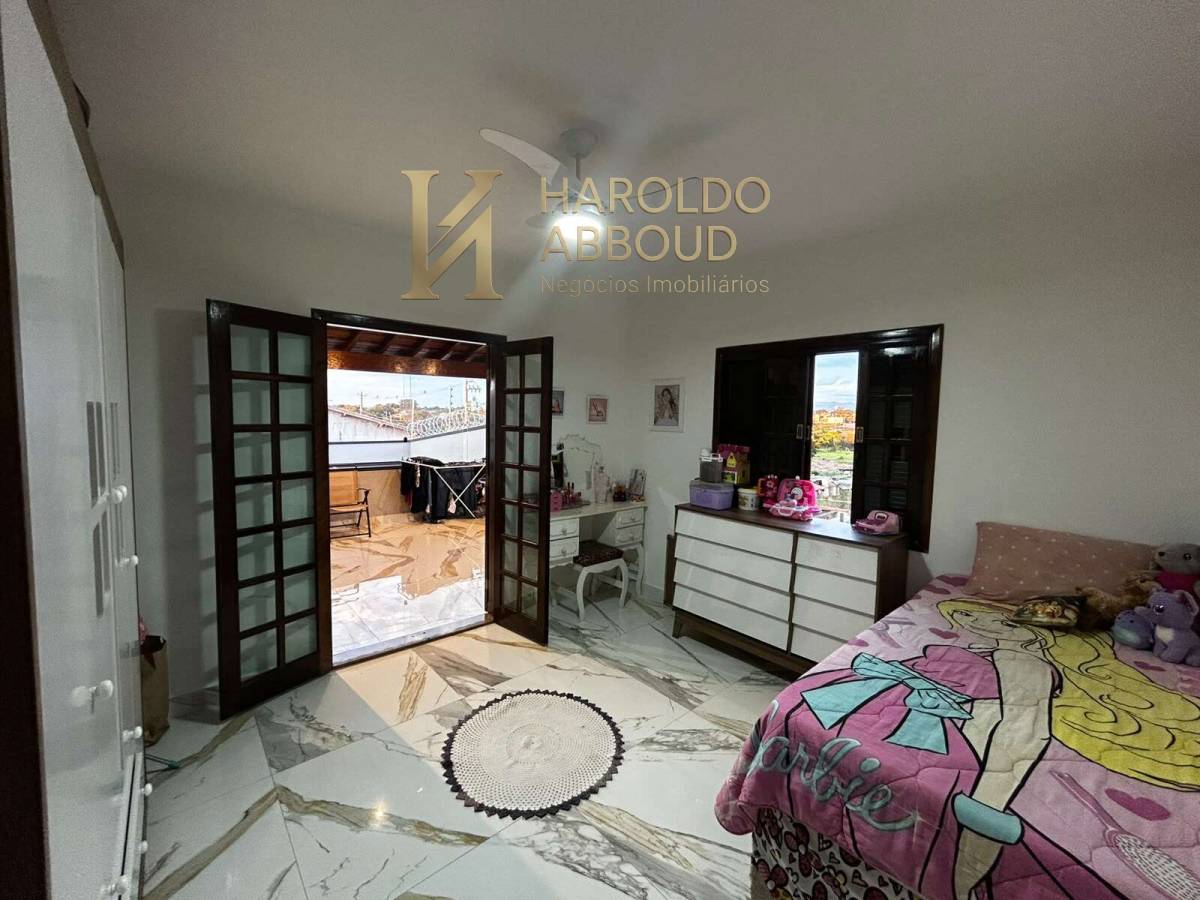  - Casa à venda em Taubaté, Parque Urupês, com 3 quartos, 170m²