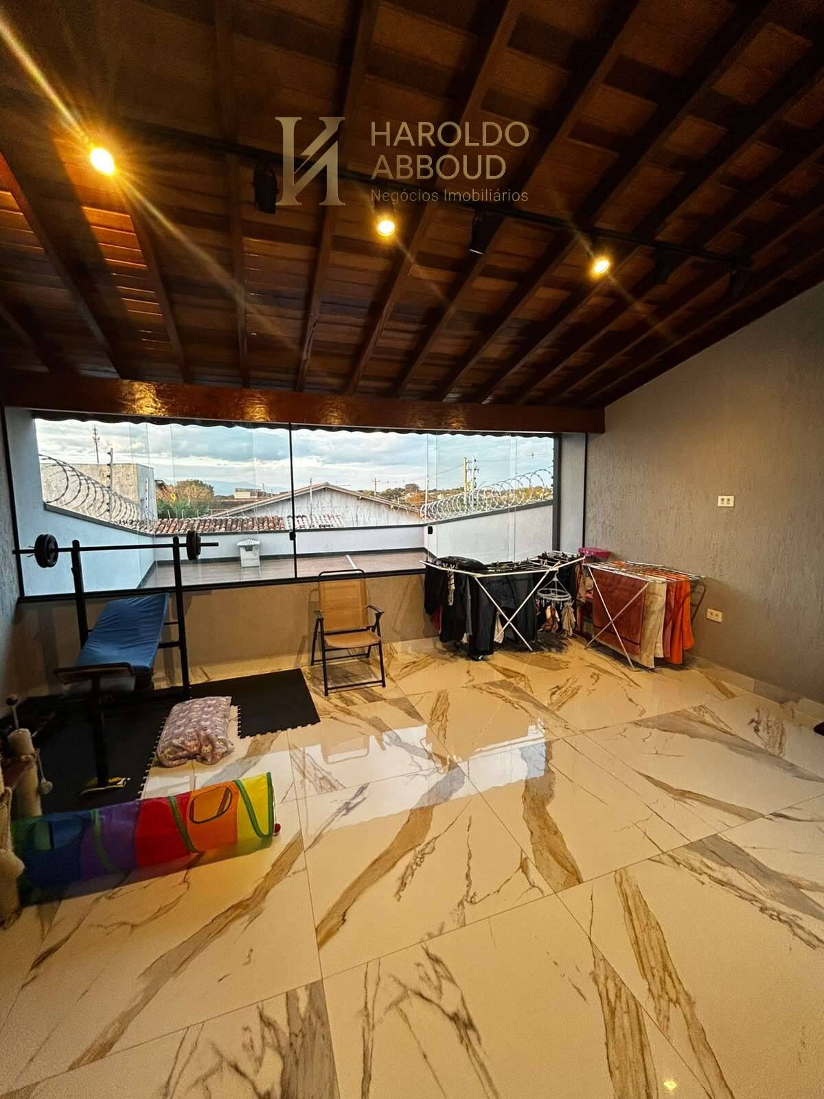  - Casa à venda em Taubaté, Parque Urupês, com 3 quartos, 170m²