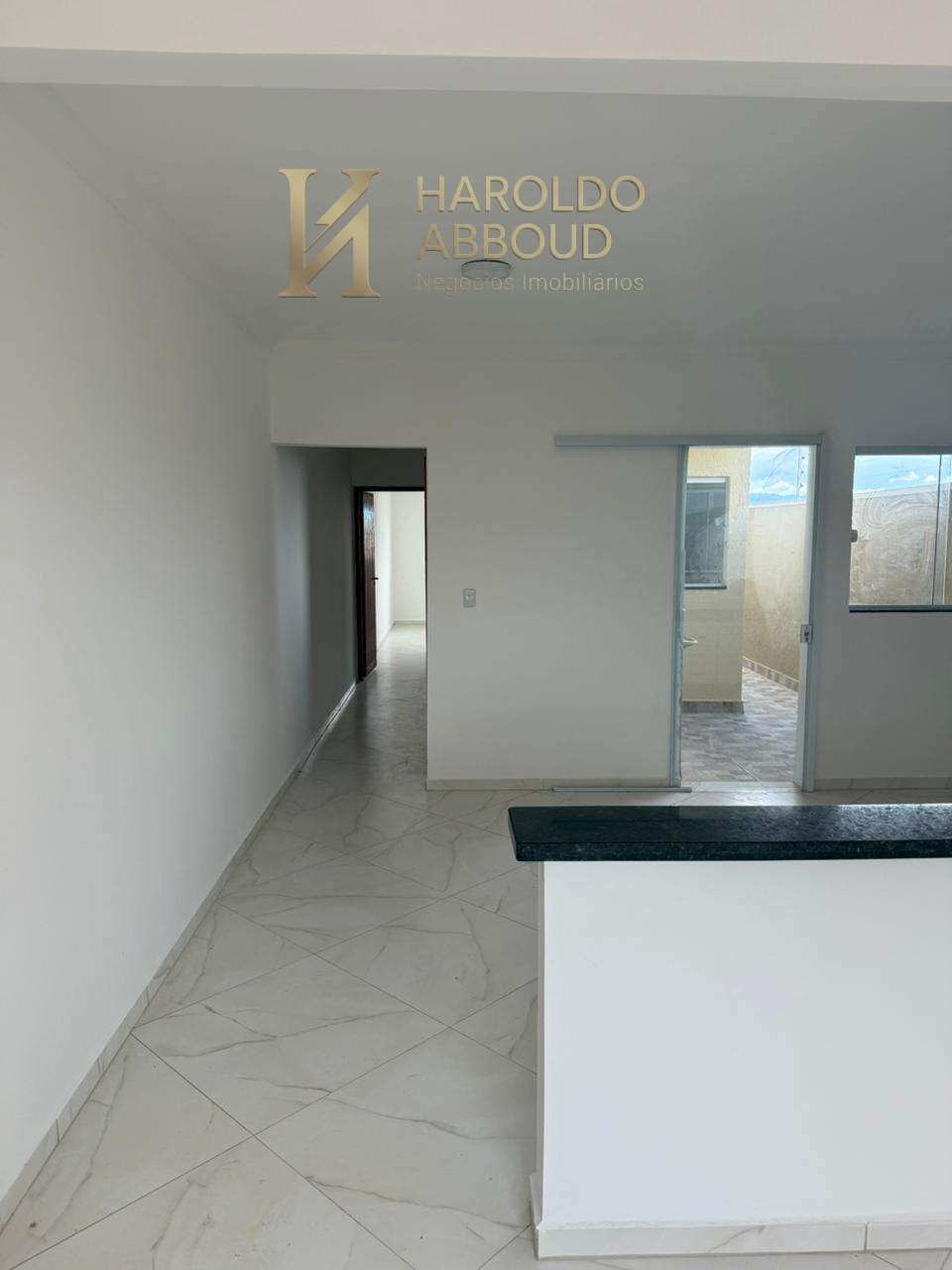  - Casa à venda em Taubaté, no Residencial Antares, com 2 quartos sendo uma suíte, 77m² de área construída.