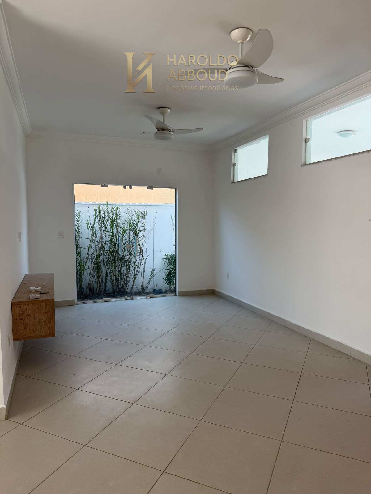  - Casa à venda em Pindamonhangaba, Condominio Residencial Real Ville, com 3 quartos sendo 2 suítes, 208m² de área construída