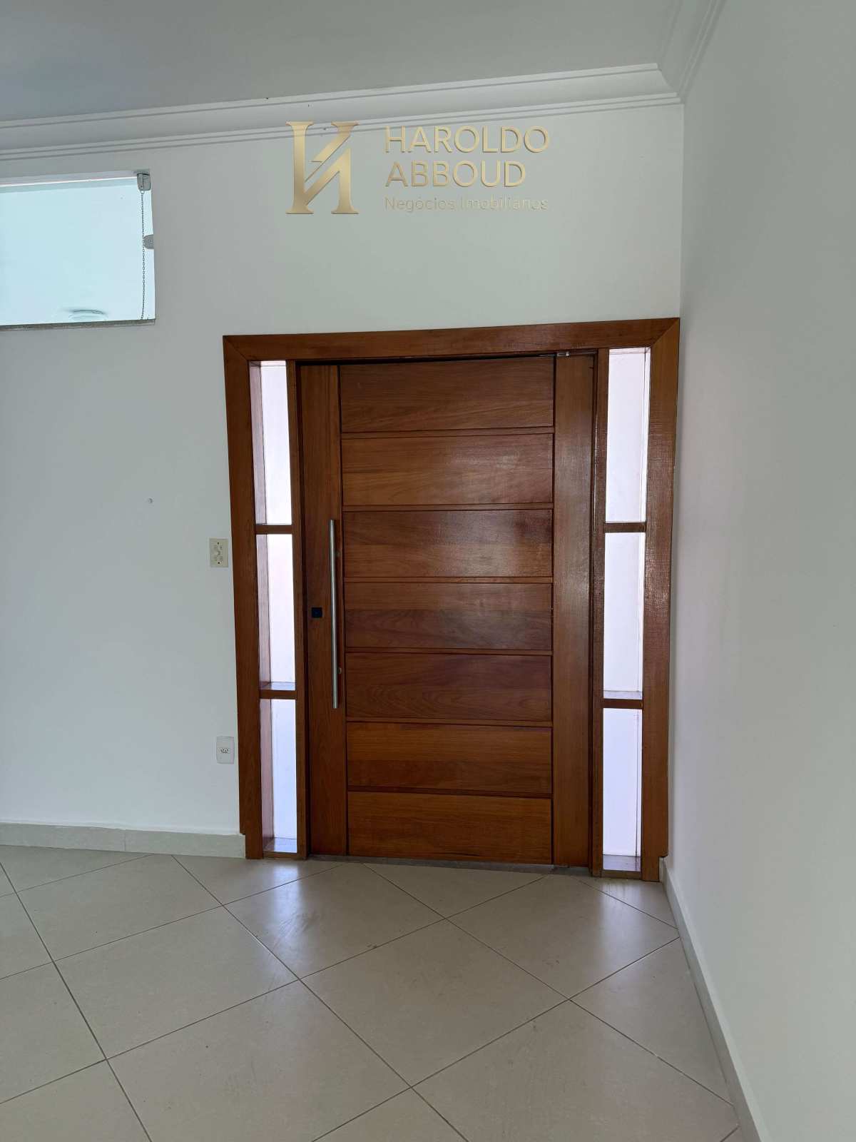  - Casa à venda em Pindamonhangaba, Condominio Residencial Real Ville, com 3 quartos sendo 2 suítes, 208m² de área construída