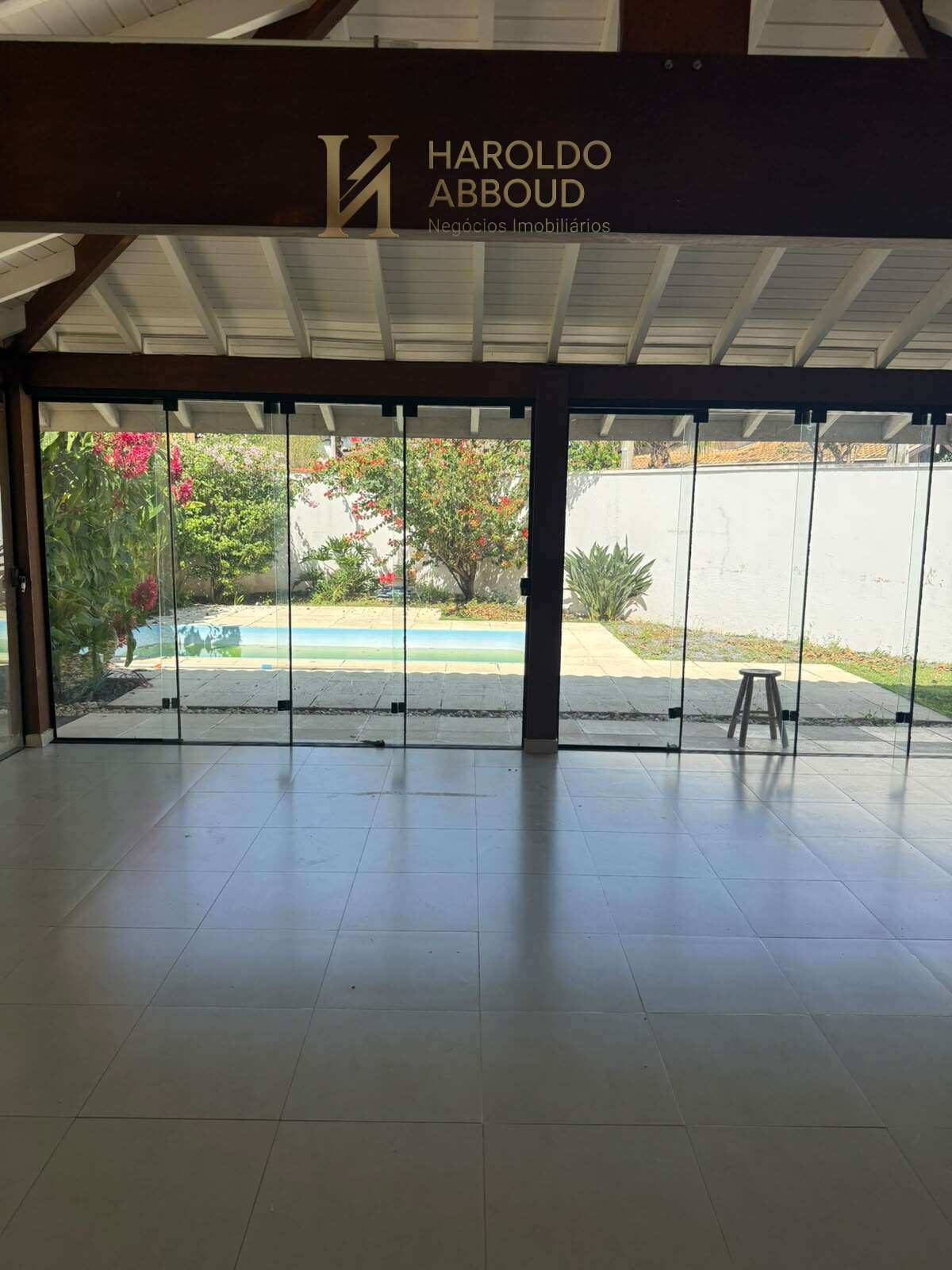  - Casa à venda em Pindamonhangaba, Condominio Residencial Real Ville, com 3 quartos sendo 2 suítes, 300m² de área construida