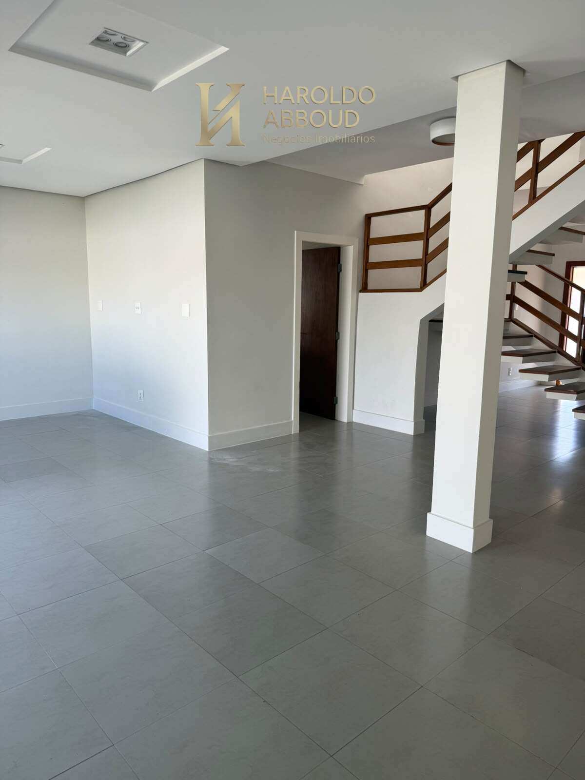  - Casa à venda em Pindamonhangaba, Condominio Residencial Real Ville, com 3 quartos sendo 2 suítes, 300m² de área construida