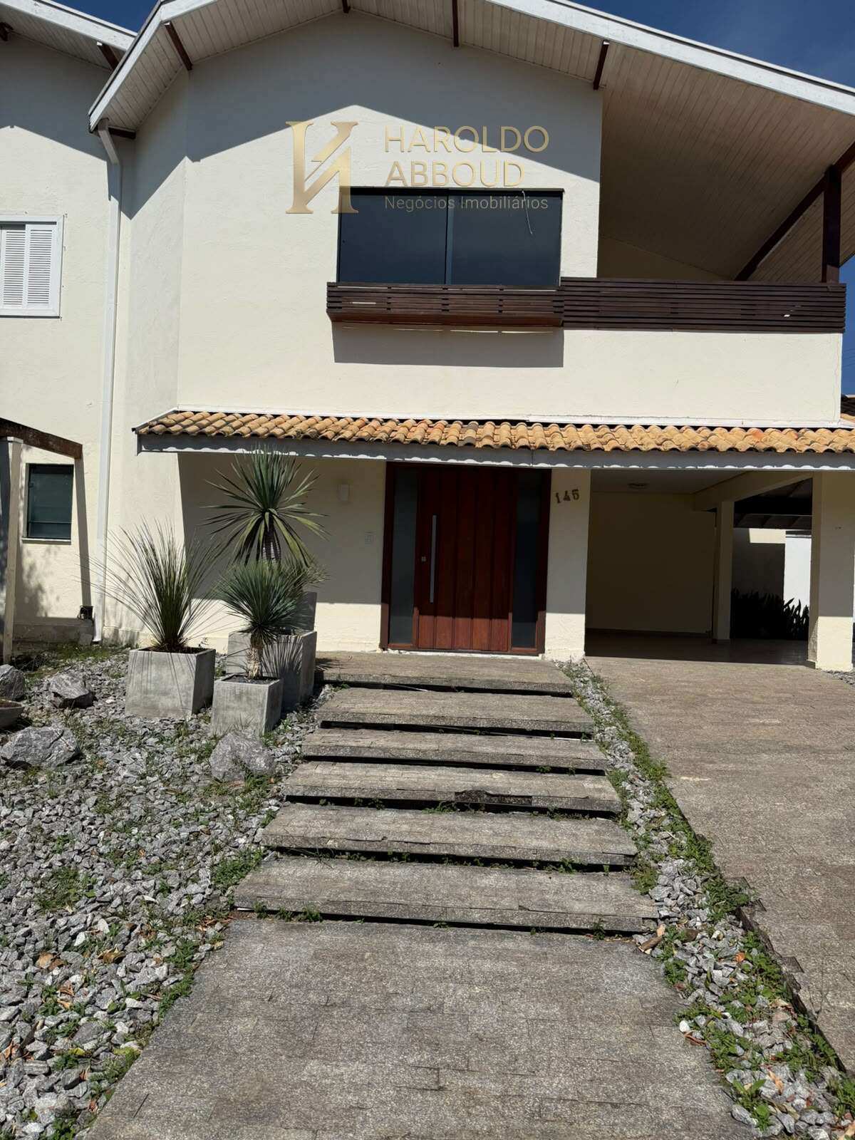  - Casa à venda em Pindamonhangaba, Condominio Residencial Real Ville, com 3 quartos sendo 2 suítes, 300m² de área construida