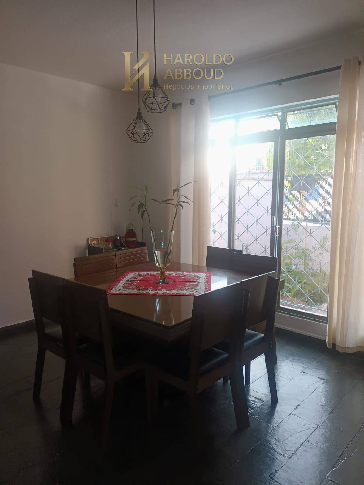  - Sobrado à venda em Taubaté, Estiva, com 4 quartos, 150m²